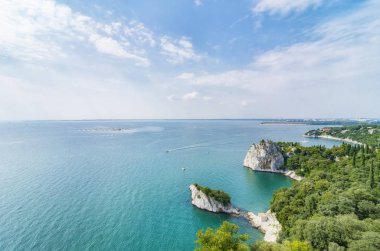 Trieste Körfezi, Duino, İtalya Adriyatik Denizi kıyılarının zümrüt suların yakınındaki