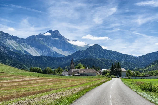 Estrada Para Pequena Aldeia Alpina Com Igreja Montanhas Fundo Mens — Fotografia de Stock