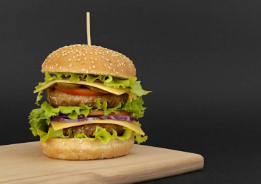 Siyah arka plan üzerine duble çizburger