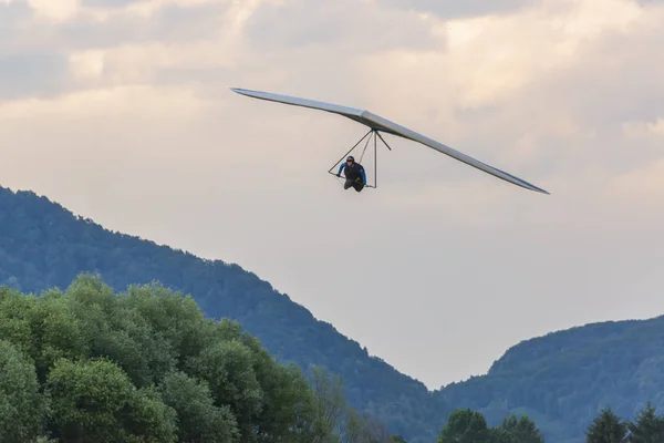 2018-06-30 Tolmin, Slovenia. Il pilota di deltaplano si avvicina all'atterraggio — Foto Stock