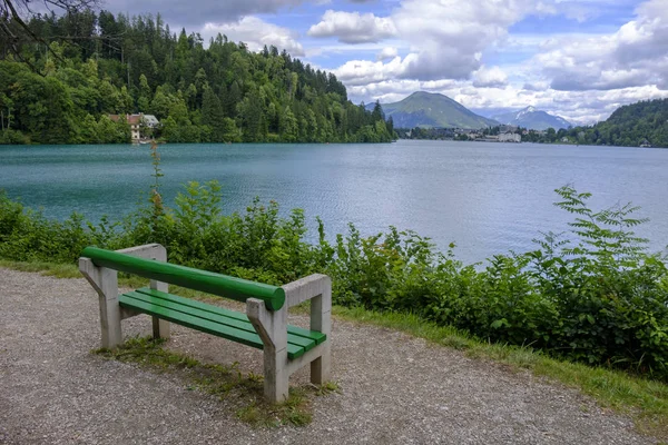 Vacker sjö med bänk. — Stockfoto