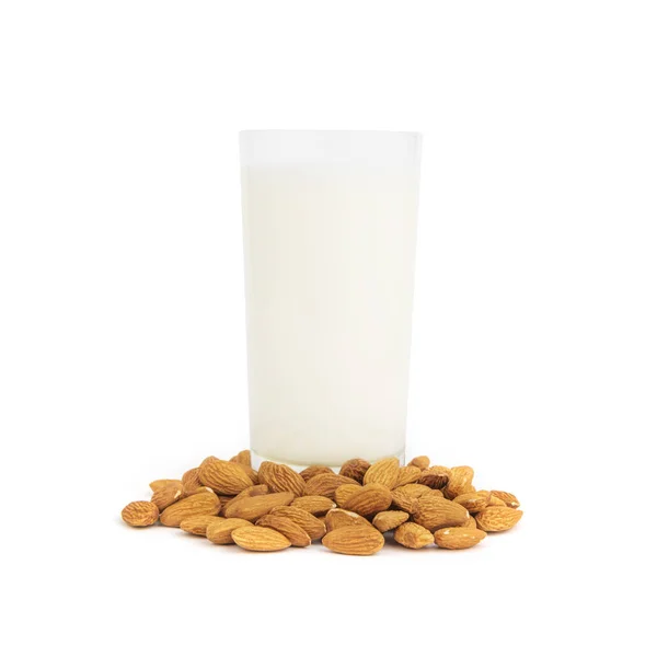 Vaso de leche de almendras con frutos secos aislados en blanco . —  Fotos de Stock