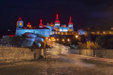 Gece antik kaleye tuğla yol.