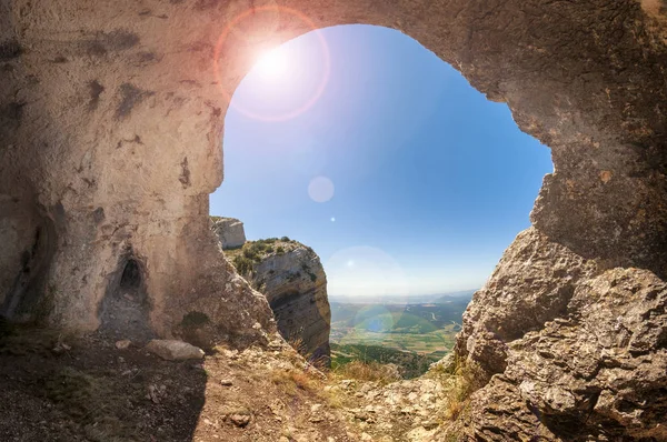 Cueva en una montaña con vistas . —  Fotos de Stock