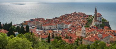 Slovenya'da Piran kasabası panoraması.