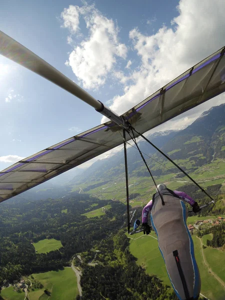 Hang zweefvliegtuig pilot fly over Green Valley in Oostenrijk. — Stockfoto