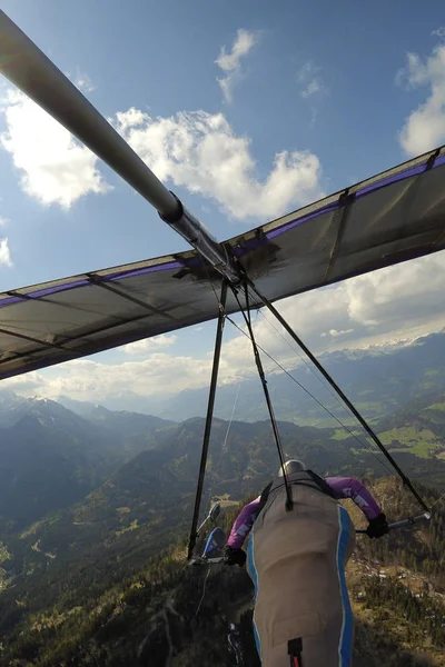 Il pilota di deltaplano sorvola il terreno di montagna in Greifenburg, Aust — Foto Stock