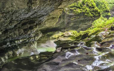 Berrak dağ nehri ile derin kanyon. 