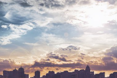 Şehir binası siluetleri üzerinde Gökyüzü.