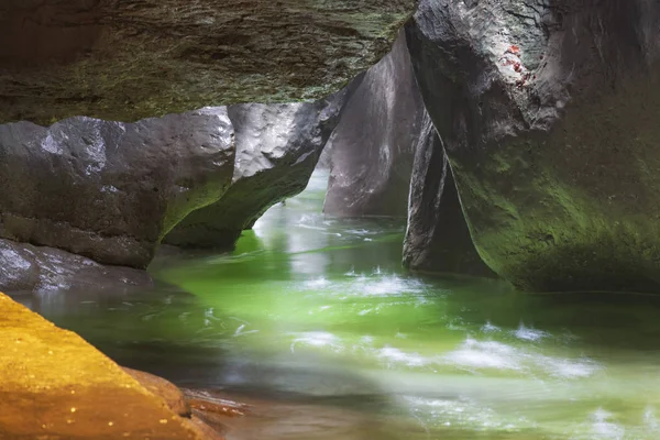 Nascosto fiume sotterraneo in profondità nella grotta — Foto Stock