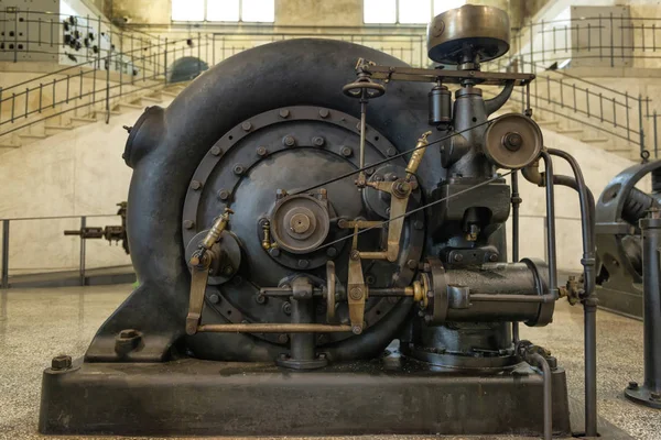 Retro hydro turbine at the power plant — Stock Photo, Image