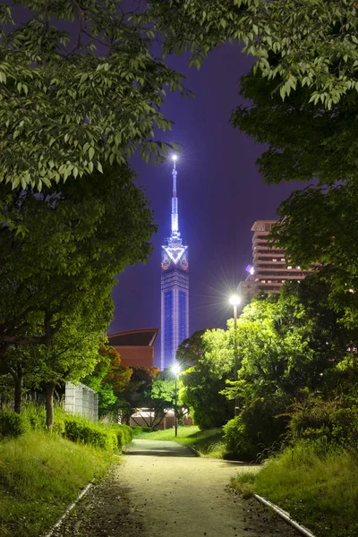 Vista creativa en la Torre Fukuoka desde el parque . — Foto de Stock