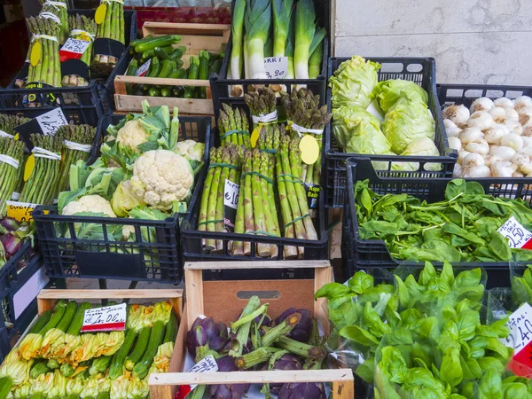 Variedad de verduras frescas en el mercado . — Foto de Stock