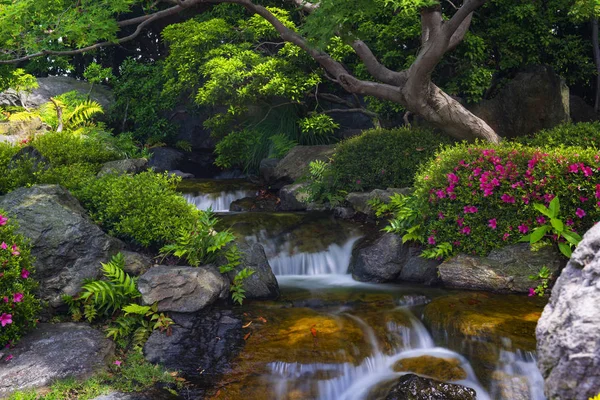 Beautiful japanese garden with small waterfall — Stock Photo, Image