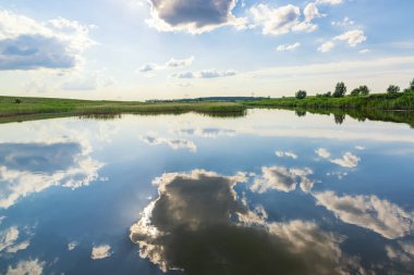 Bulut yansıması ile güzel gölet