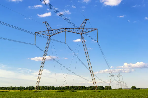 Линии электропередачи в сельской местности — стоковое фото