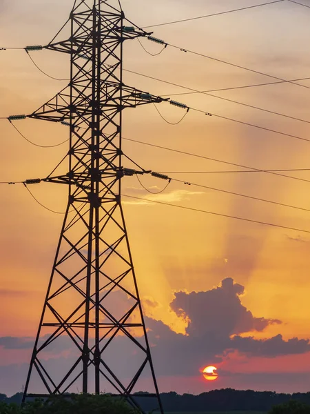 Linee elettriche torre di supporto al tramonto . — Foto Stock