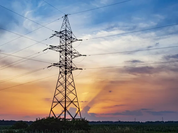 Sostegno linee elettriche al tramonto . — Foto Stock