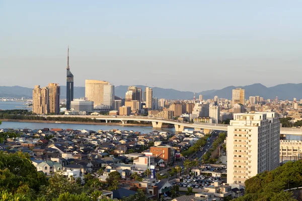 Paisaje urbano nocturno de la ciudad de Fukuoka, Japón — Foto de Stock