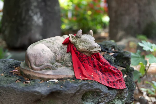 Peaceful cow statue in a Japanese shrine — Stock Photo, Image