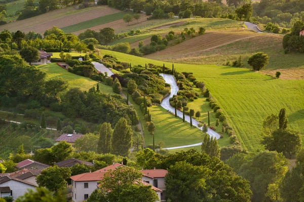 Groene zonnige valleien van Italië. — Stockfoto