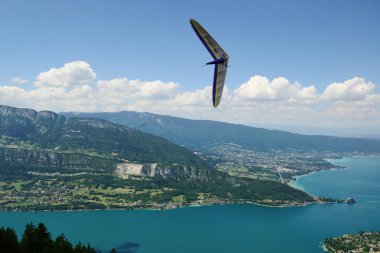 2014-06-25 Ekmadde; Fransa. Hang planör pilot aşırı aerobati yapmak