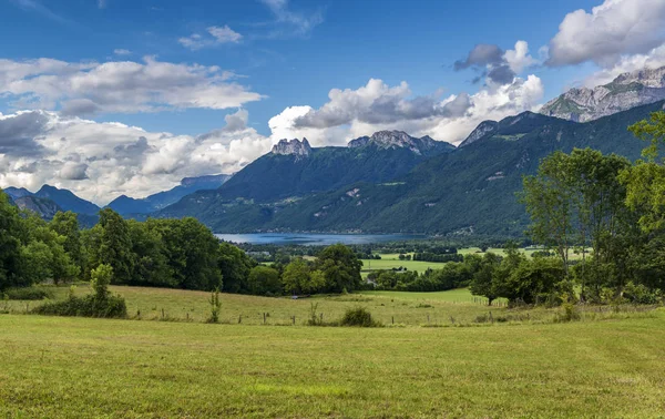 Landscape in southern France with lake and rocky mountains aroun — Stock Photo, Image