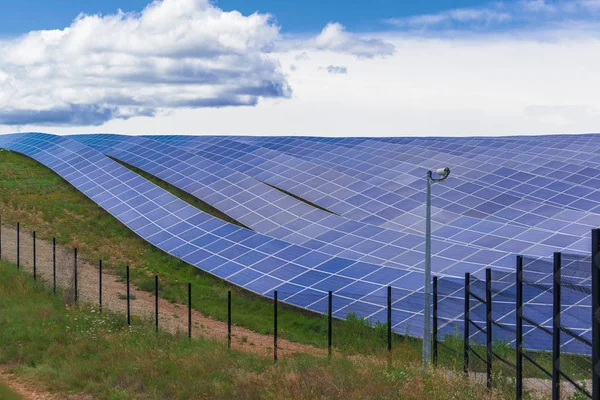 Campo infinito de paneles solares . — Foto de Stock