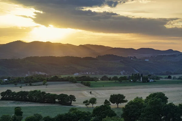 Zlatý letní západ slunce v Umbrii. — Stock fotografie