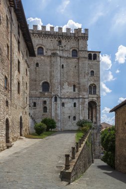 Gubbio, İtalya'da Palazzo dei Consoli'ye giden yol. 