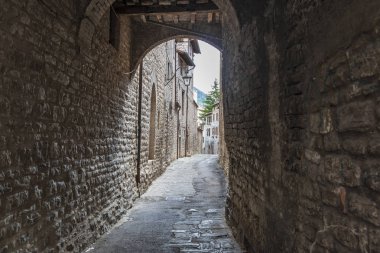 Ortaçağ kasabasının dar sokakları