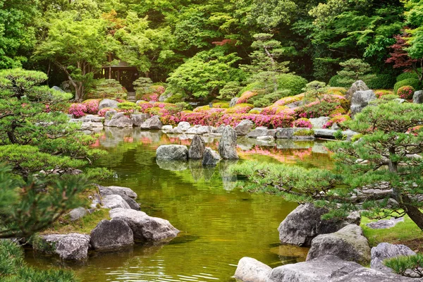 Японский сад с озером — стоковое фото
