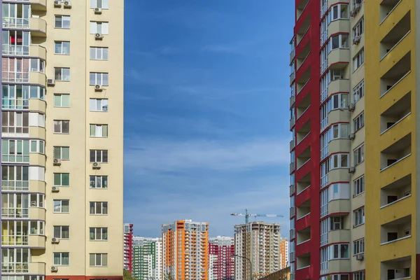 Färgglada byggnader av nya fastigheter i staden. — Stockfoto