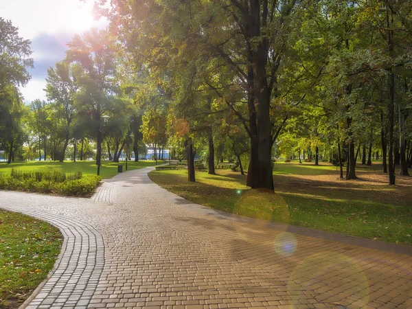 美丽的秋日早晨在城市公园。铺面走道 — 图库照片