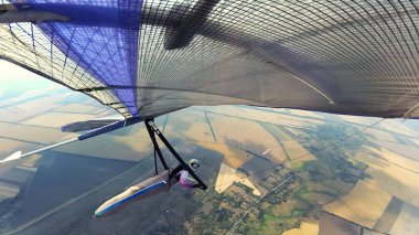 İki planör pilotu yüksek irtifada soarabove arazi. 