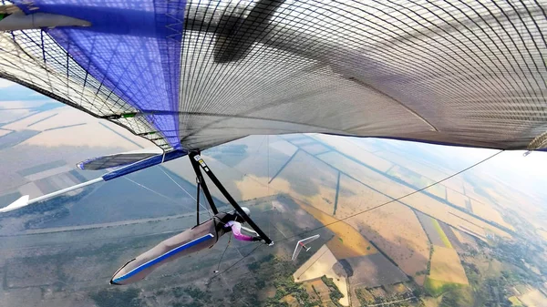 Hang planador em alta altitude . — Fotografia de Stock