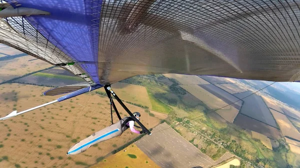 용감 한 행글라이더 조종사가 높은 곳을 비행 한다. — 스톡 사진