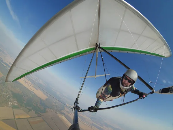 Pilot controls his hang glider wing on hign altitude. — Stock Photo, Image