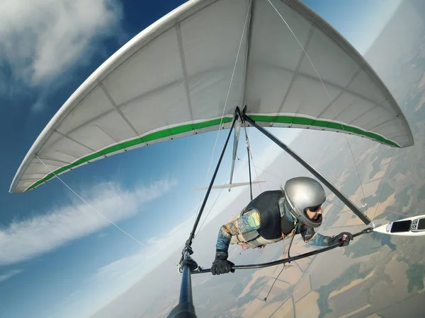 Hang glider pilot flies on high altitude. — Stock Photo, Image