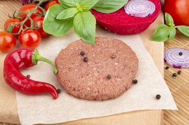 Çiğ vejetaryen burger ve malzemeler