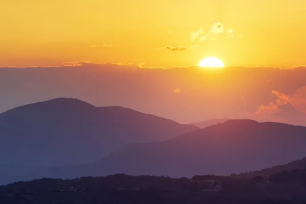 Ljusa färgglada solnedgång i bergen — Stockfoto