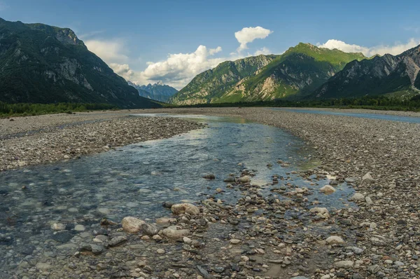 Vackert alpint landskap med ren kall flod i berget — Stockfoto