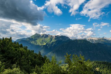 Güzel Julian Alps ve Soca Vadisi. Krn dağındaki Kolovrat 'tan Wiew. Slovenya 'dan kartpostal.