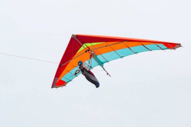 2020-05-24, Fasova, Ukrayna. Renkli kanadında cesur bir kız pilot. Uçmayı hayal et.