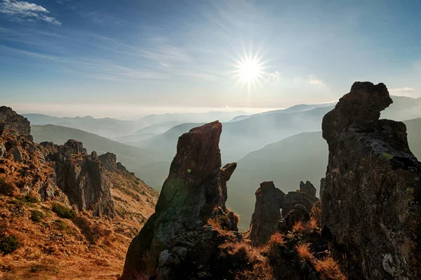 Утро Горах Живописными Скалами — стоковое фото