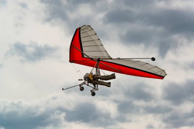 2020-05-24, Fasova, Ukrayna. Pilot ve yolcuyla çift kanatlı planör. Planörle uçmayı öğrenmek..
