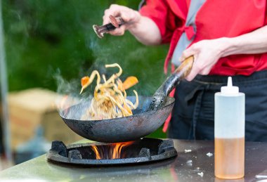 Kızartma tavası yanıyor. Sokak yemekleri.