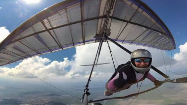Çak bir beşlik. Yükseklerde planörde kız pilot