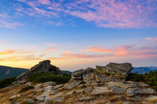 Úžasný Večer Vysoko Horách Krásný Růžový Západ Slunce — Stock fotografie
