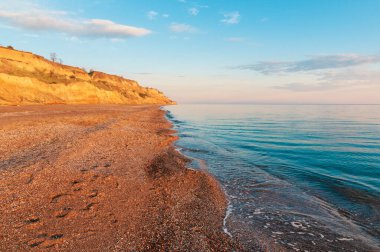 Kumsalda ayak izleri olan inanılmaz boş bir kumsal. Yaz tatili diğer insanlardan uzakta..